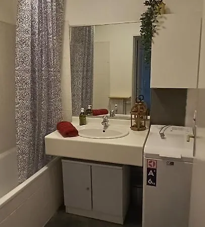 Апартаменты Stylish 1-bedroom Flat With Beautiful Terrace , For A Cosy Retreat *